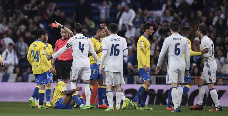 Tumulto entre jugadores y técnicos en el túnel del Bernabéu