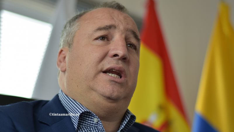 "Tana se queda y tiene que convencer con su juego a la afición"