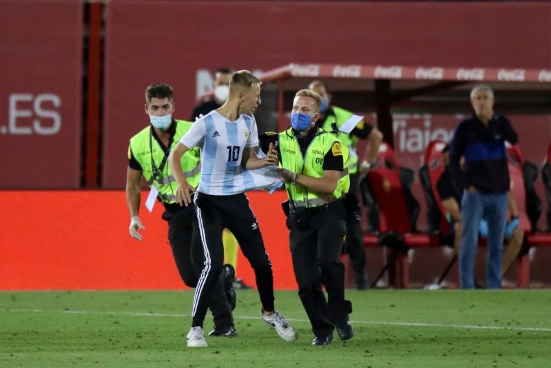 "Es un niño, pero trabajará todo el verano para pagar su multa"