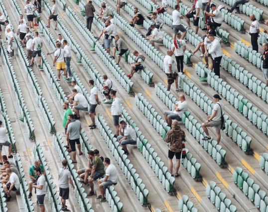 Pekhart vs Erik, con público en las gradas polacas