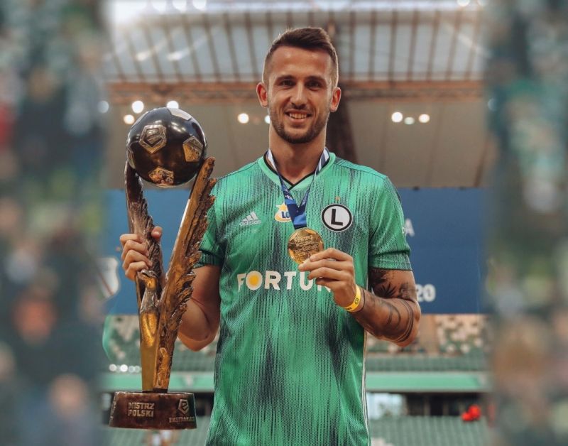 Pekhart luce trofeo de campeón polaco