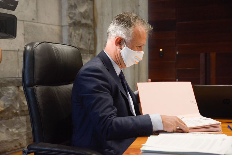 Canarias obliga al uso mascarillas y prohibe fumar en espacios abiertos 