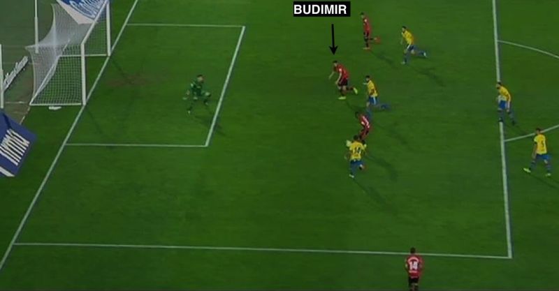 El gol de Budimir no debió subir al marcador