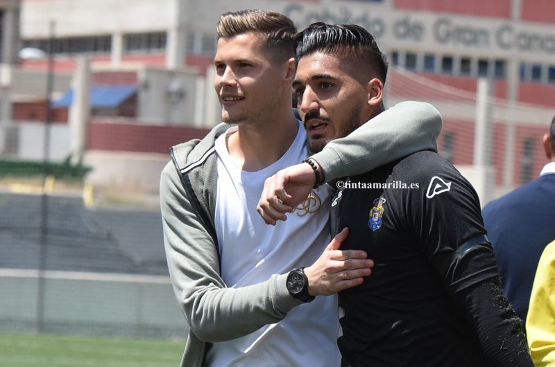 Josep felicita a su colega Valles