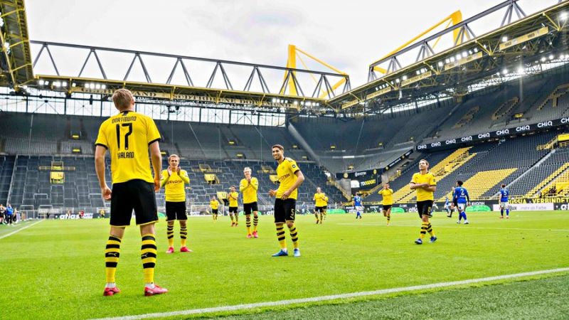 Los jugadores del Dortmund celebran goleada con los hinchas invisibles
