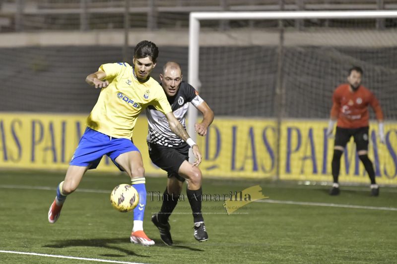 6-0: Las Palmas C golea y 'ficha' a un nuevo central