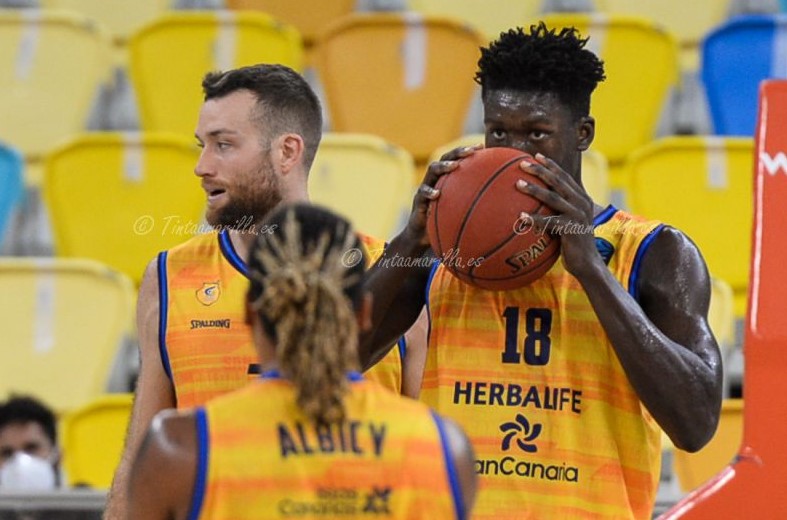 "Burjanadze se marcha y Khalifa Diop sube al equipo ACB"