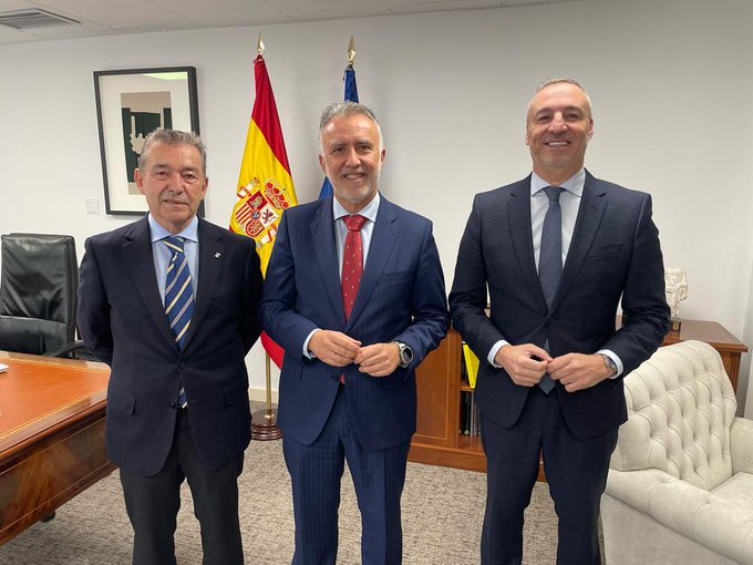Los presidentes de la UD y Tenerife, con el ministro Torres