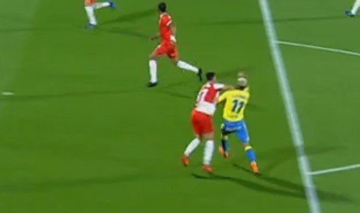 Codazo a Benito en el área y Luis Milla no concede penalti