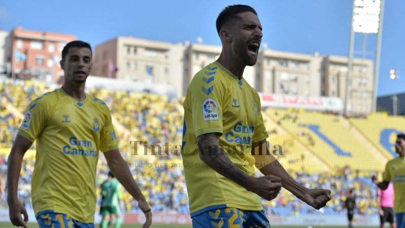 2-1: La UD saca el látigo y desnuda al líder
