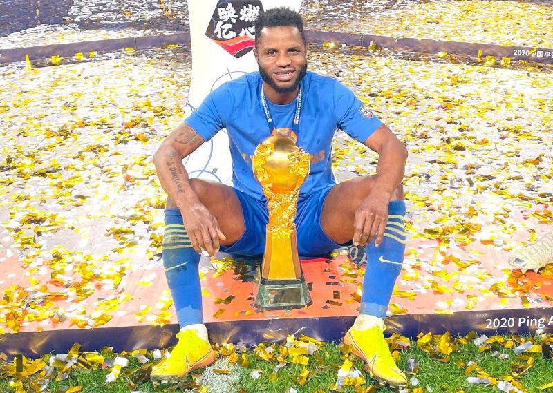 Wakaso celebra el título de la Superliga china