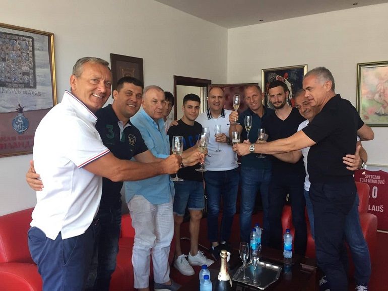 Brindis por el fichaje de Mateo