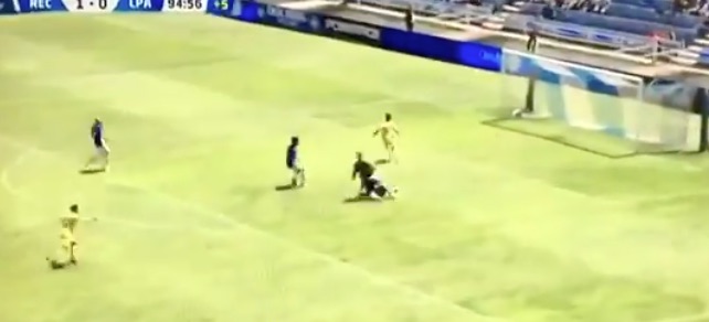 Vídeo: El golazo que dejó tieso al 'abuelo'
