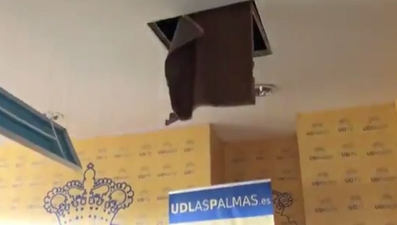 Las cabinas del Estadio de Gran Canaria, inundadas por las lluvias