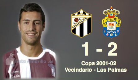 David García, frente al escudo de la UD en 2001