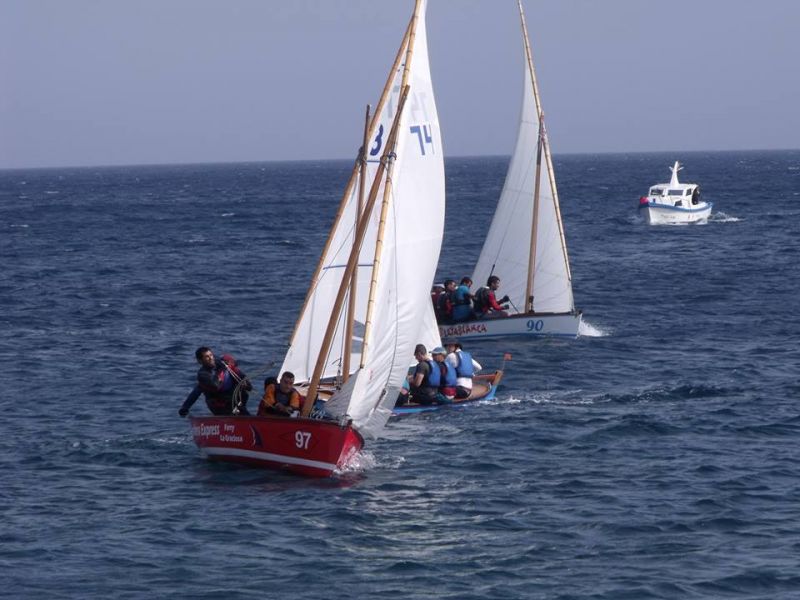 Botes y barquillos se citan en la bahía de la capital