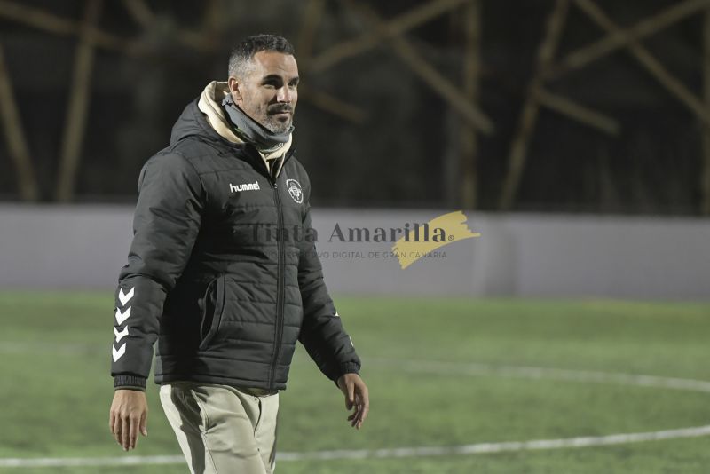 El Villa 'estrena' liderato en territorio de un histórico