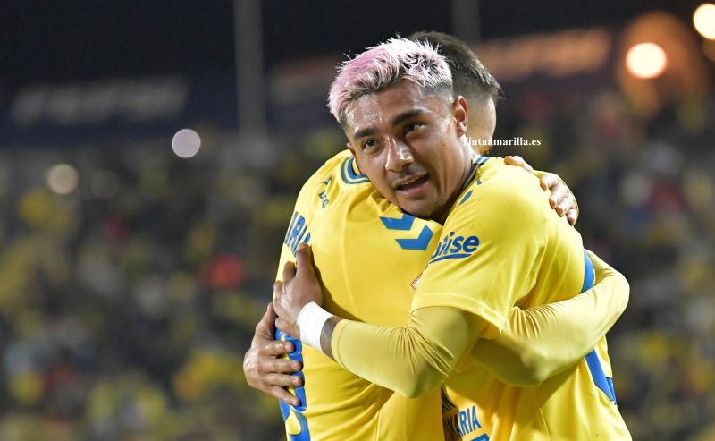 Julián Araujo: Cláusula del miedo, lesión y amenaza de tarjetas