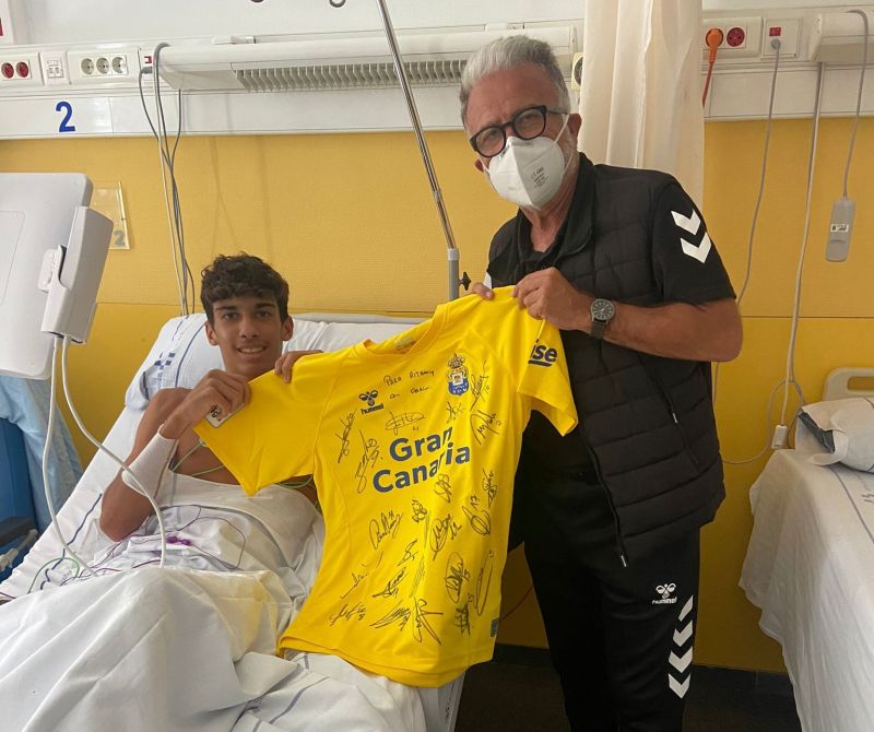 Hermoso detalle de la UD con un cadete del O. Marítima