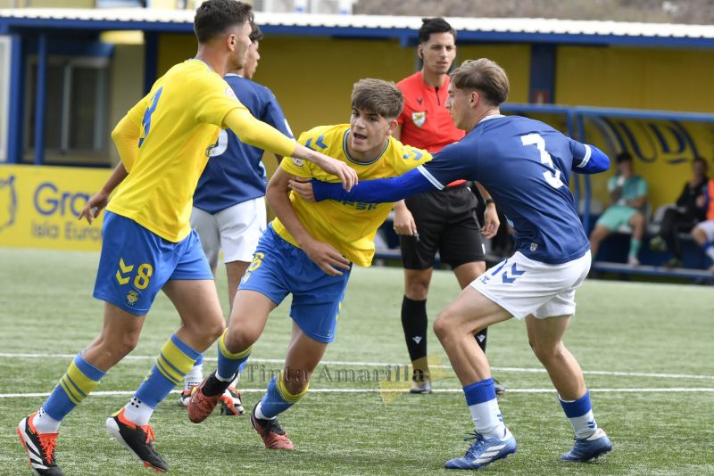 3-0: La UD gana el derbi y ya huele a campeón