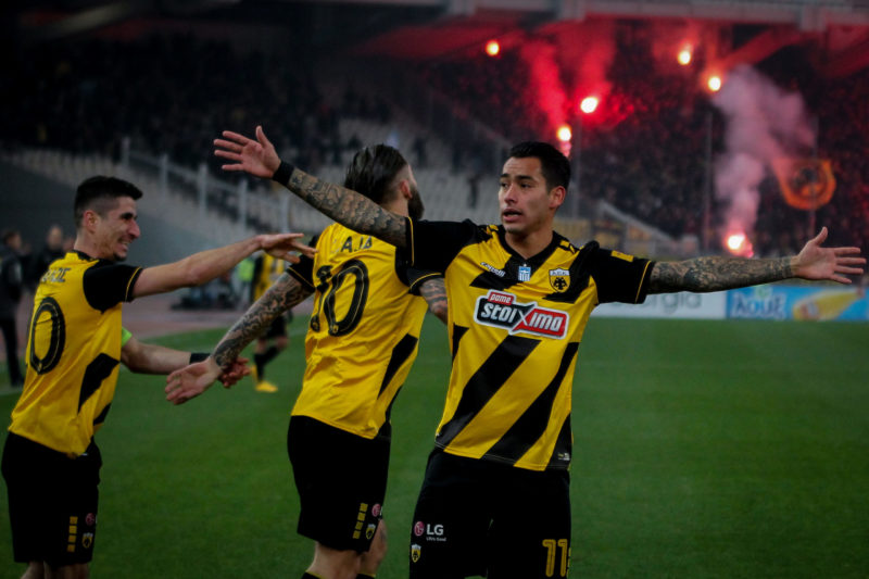 Araujo marca y el AEK enloquece
