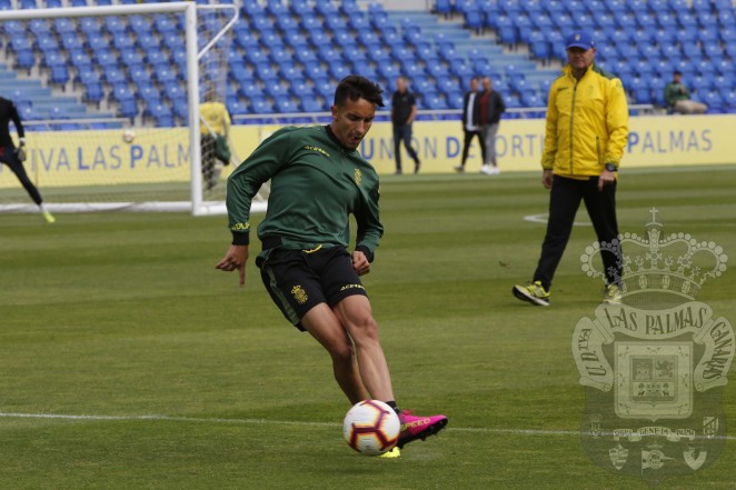 Carlos González y Valles, con los profesionales antes del derbi
