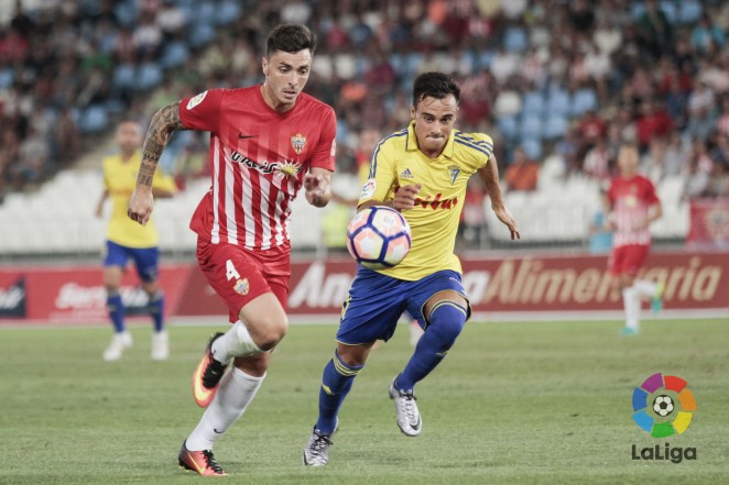 El zaguero Ximo Navarro, tres años de amarillo