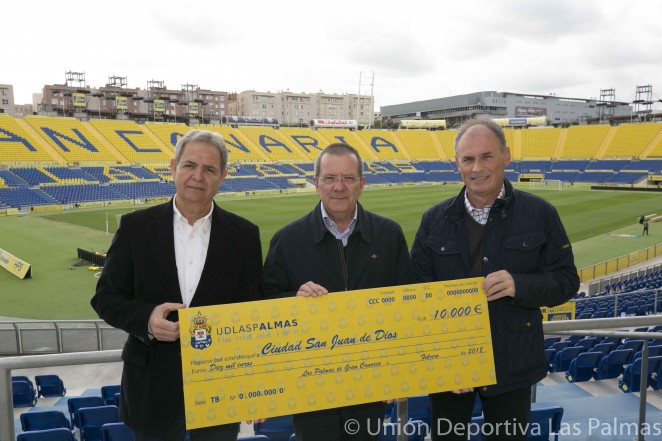 La UD entrega un talón de 10.000 euros a San Juan de Dios
