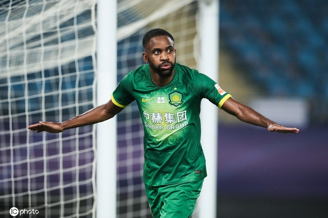 Bakambú, compañero de Viera, con un pie en Turquía