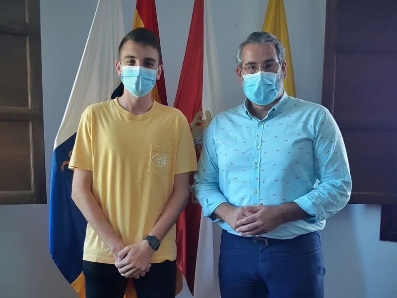 El alcalde de Firgas anima al colegiado agredido