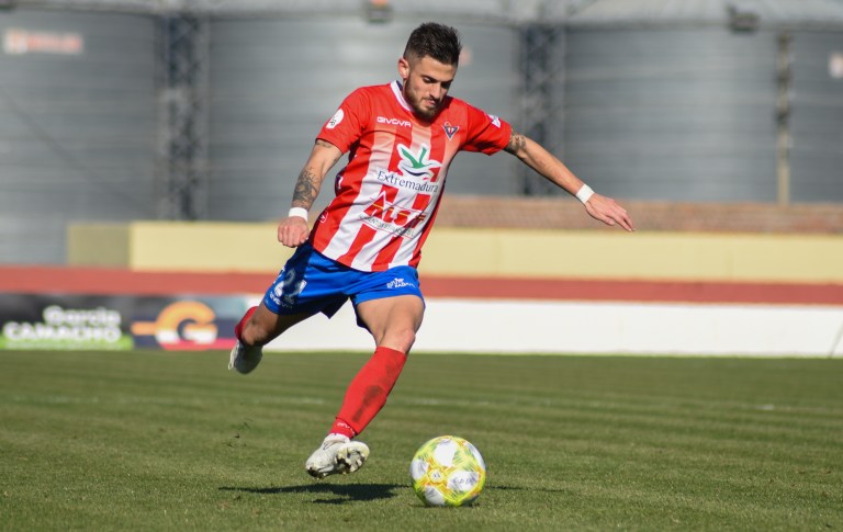 José Artiles sigue en Don Benito; Eslava, al Izarra