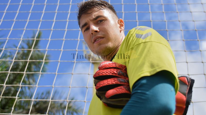 Domínguez renueva tres años y espera noticias