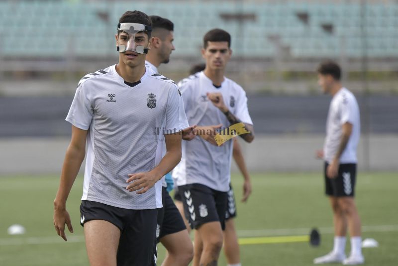 Alvaro Santana, con protector facial