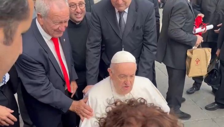 Contacto del Mensajero con el Papa