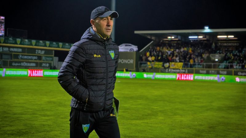 Tondela cesa al ex técnico de la UD, Ayestarán