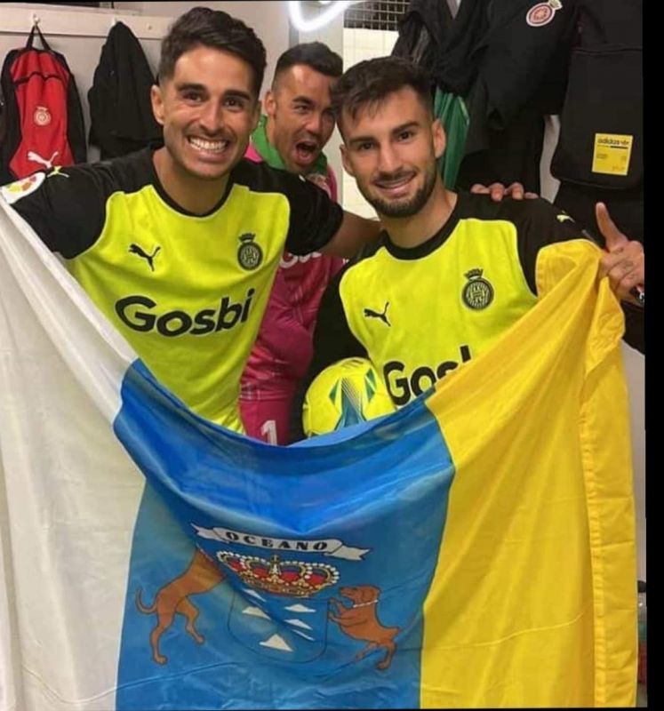 Una bandera canaria en el vestuario ganador