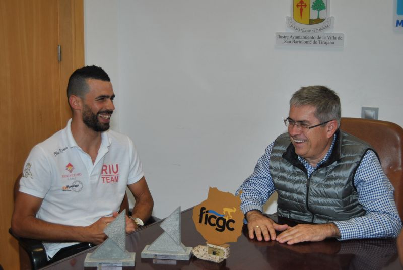 El alcalde Pérez felicita al ciclista Blas Rivero