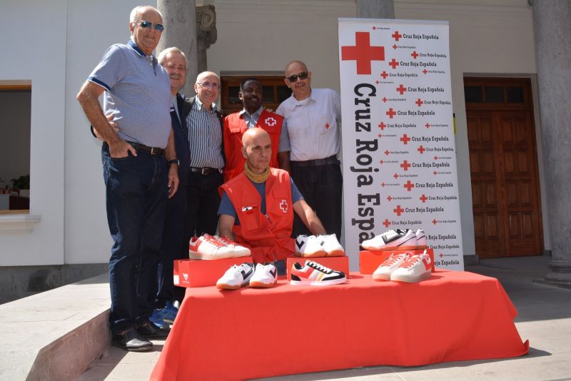 Los Ex jugadores de la UD colaboran con la Cruz Roja