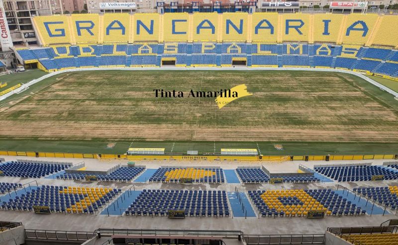 El césped del Gran Canaria se prepara para el 14 de abril