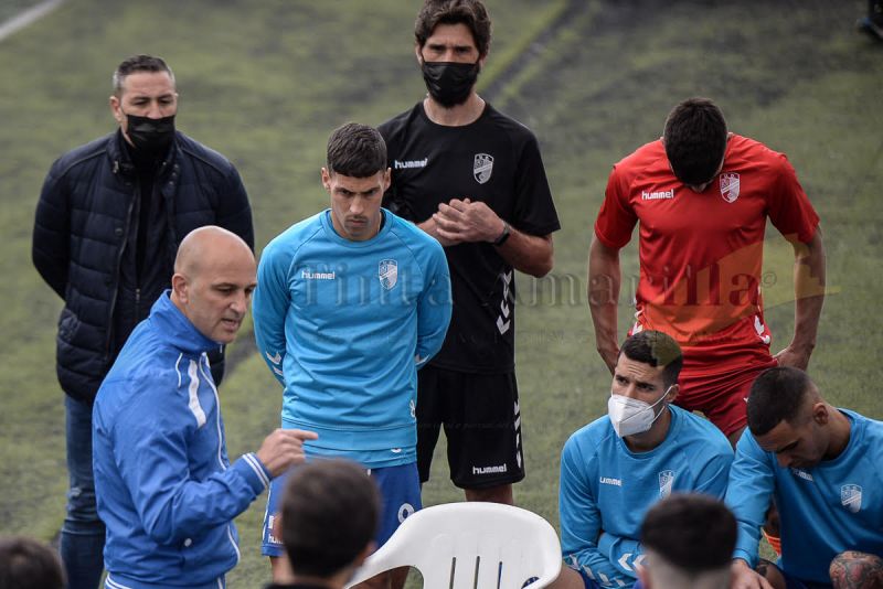 "Es difícil jugar con la cabeza en tres campos a la vez"