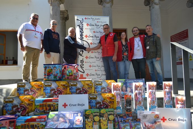 Los Ex jugadores de la UD entregan juguetes a la Cruz Roja