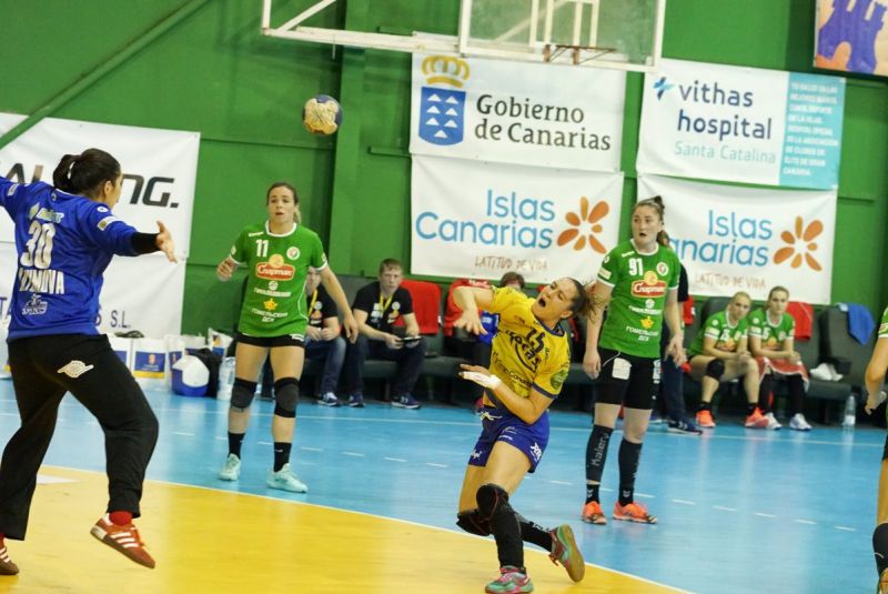 22-17: El Rocasa viaja a Suecia con una renta de 5 goles