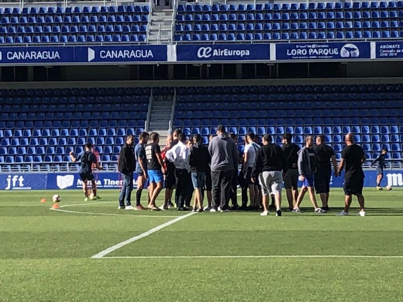 El entrenamiento del Tenerife, parado por aficionados