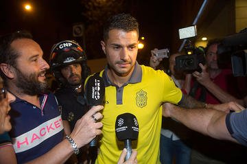 Vitolo, perseguido por los flashes en Sevilla, y Ramírez le defiende