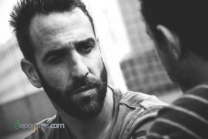 Ruiz carga contra el árbitro del Tenerife-Huesca