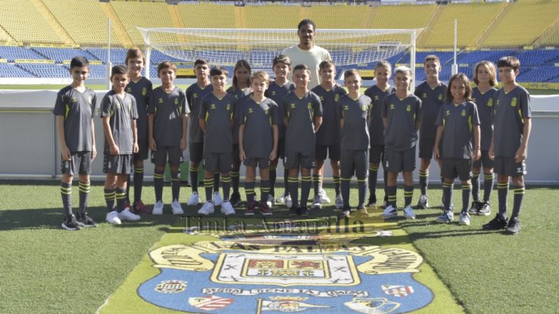 Saúl Coco apadrina la salida del Fundación Alevín de la UD 