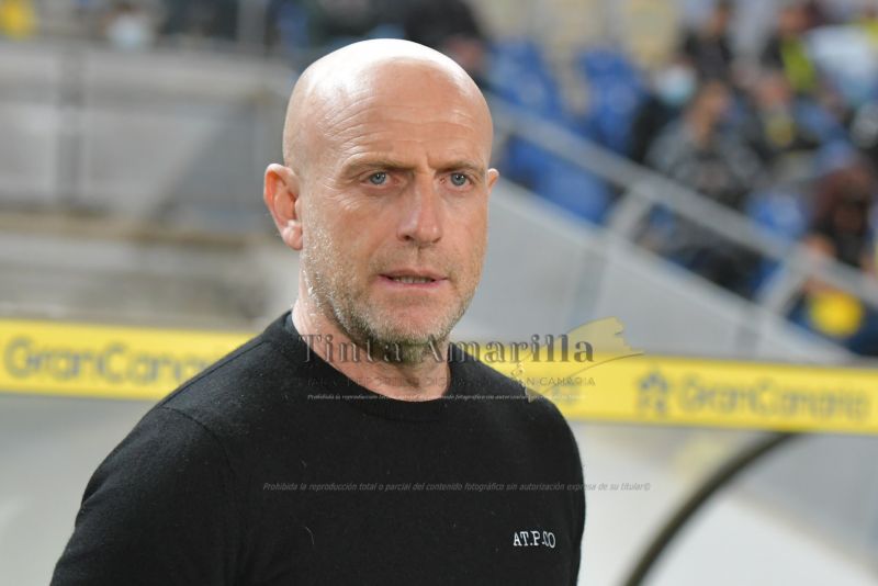 "A veces el pico y la pala gana a la pluma y el papel"