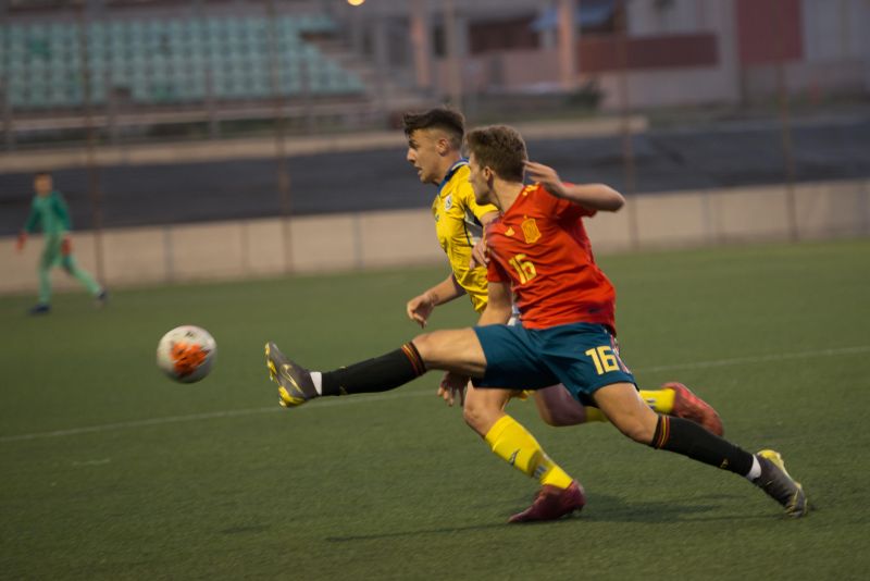 España y Japón golean y se jugarán el título