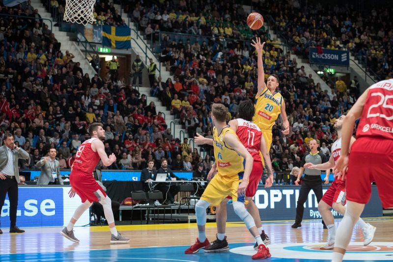 Marcus Eriksson se lesiona ante Turquía