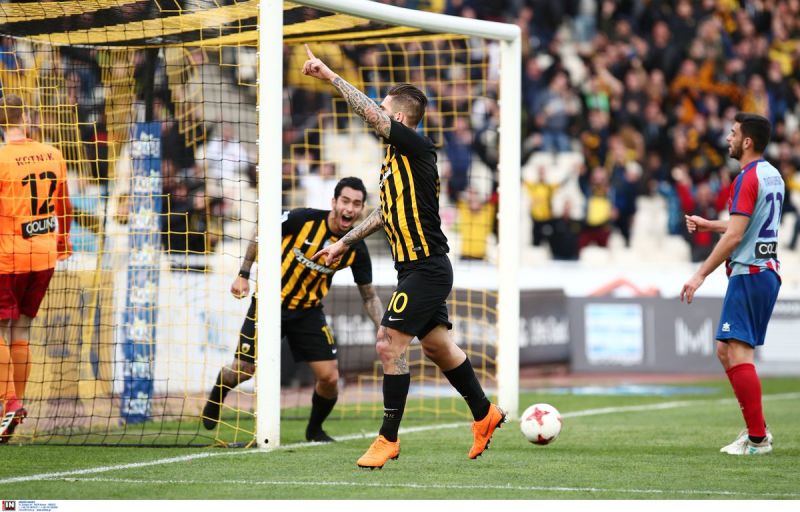 Un gol de Livaja coloca en el liderato al AEK Atenas